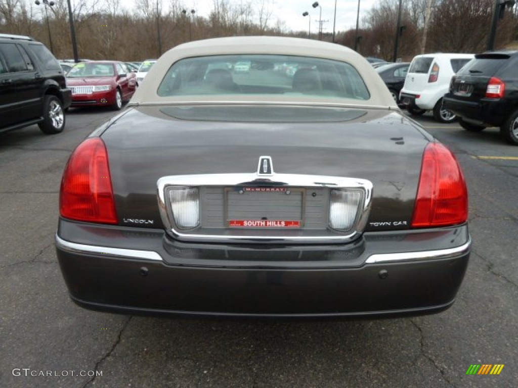 2005 Town Car Signature - Charcoal Beige Metallic / Medium Light Stone/Dark Stone photo #3