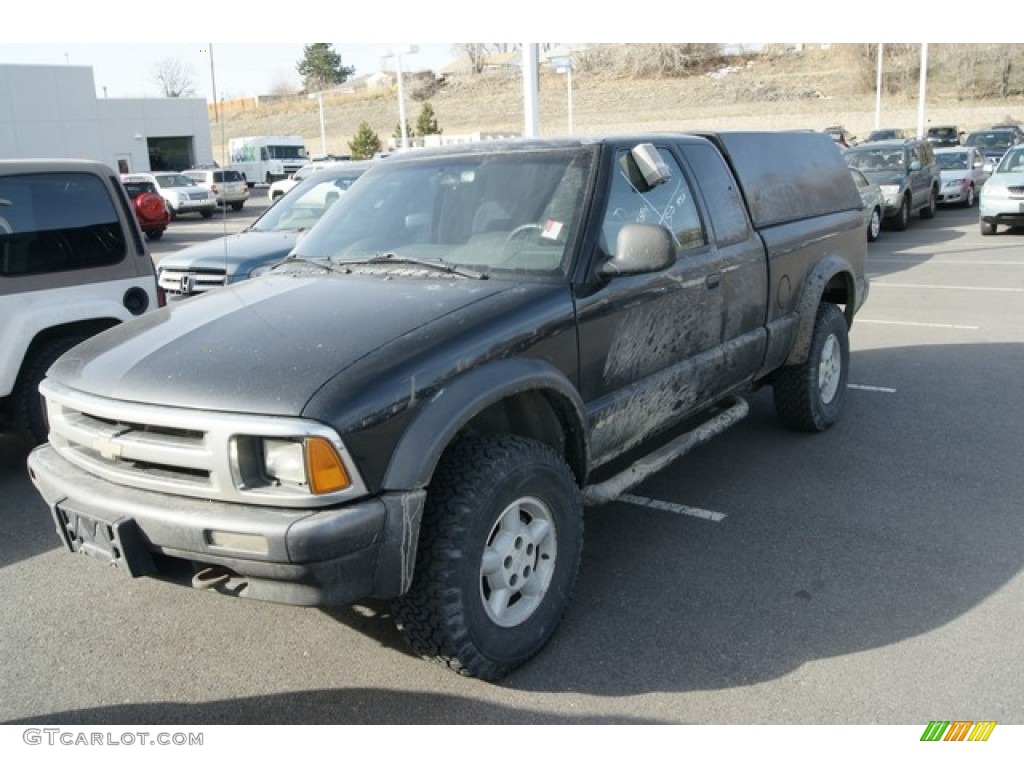 1997 S10 LS Extended Cab 4x4 - Black / Graphite photo #4