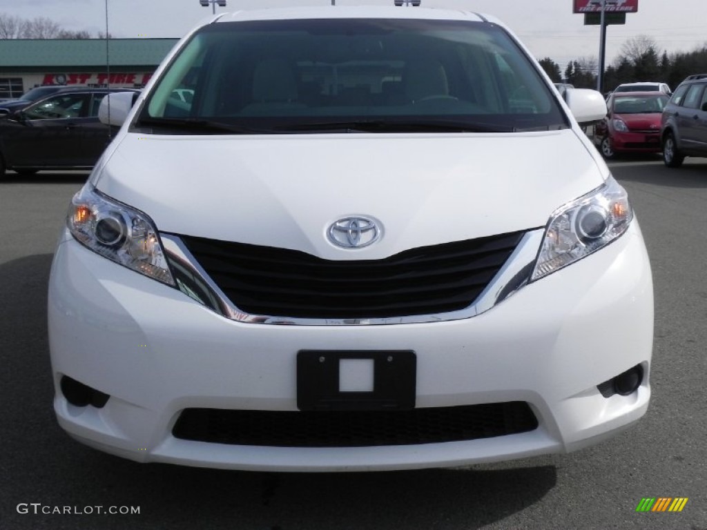 2011 Sienna LE - Super White / Light Gray photo #13