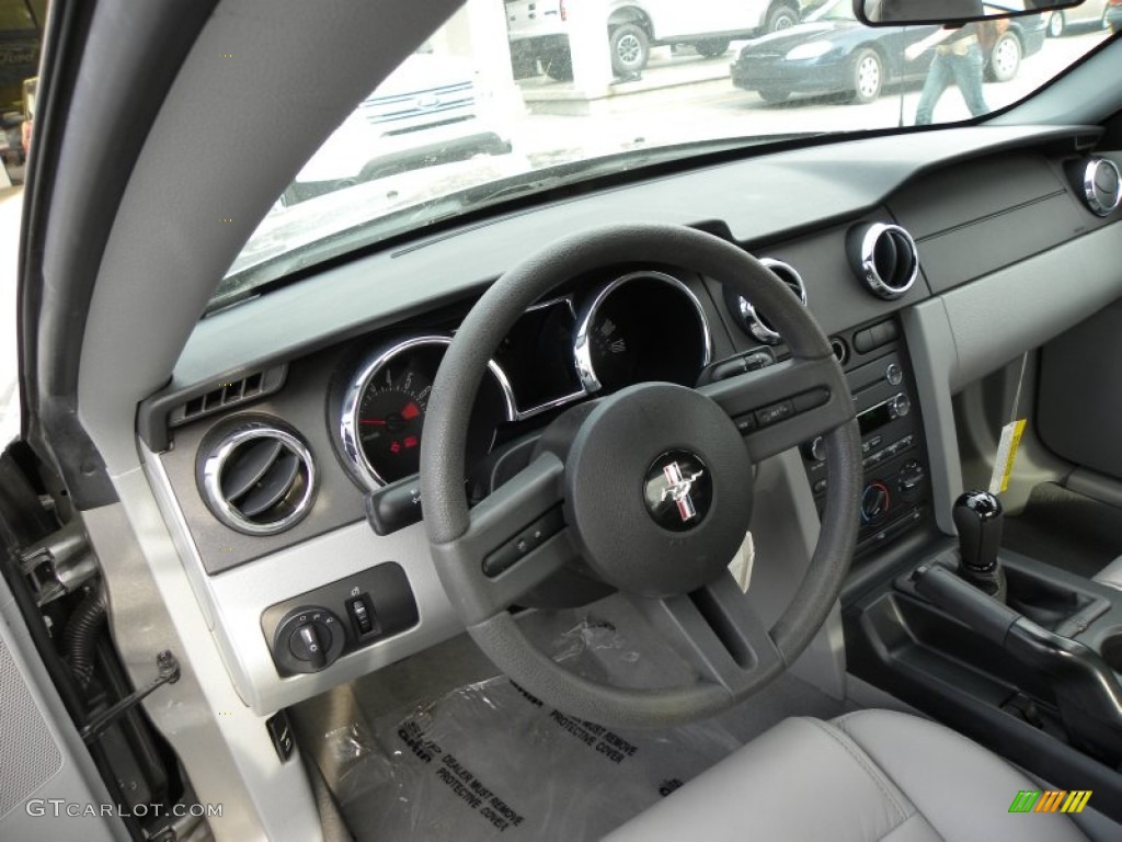 2008 Mustang V6 Deluxe Coupe - Vapor Silver Metallic / Light Graphite photo #3