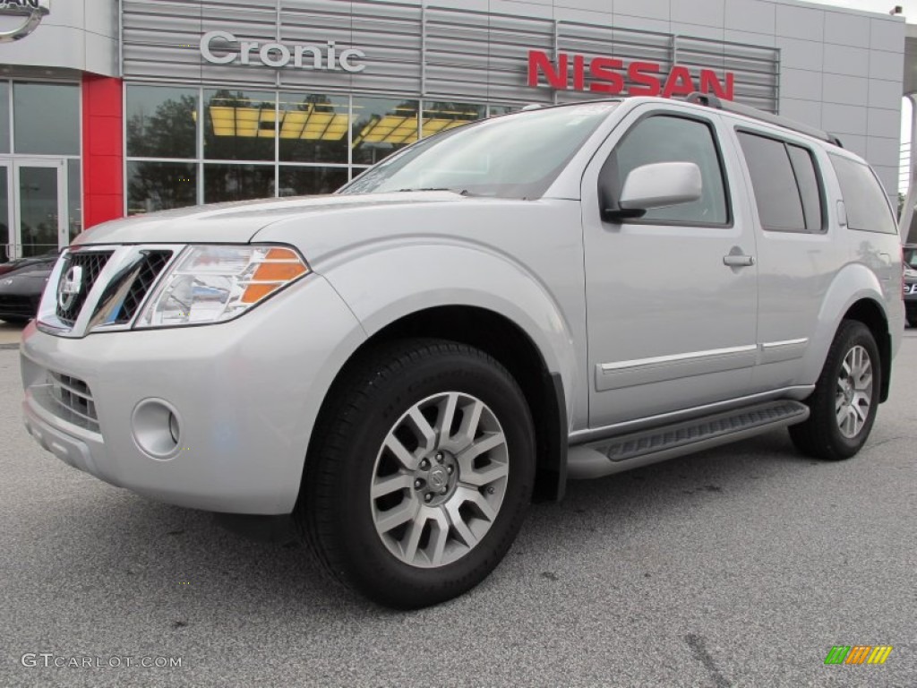 Silver Lightning Metallic Nissan Pathfinder