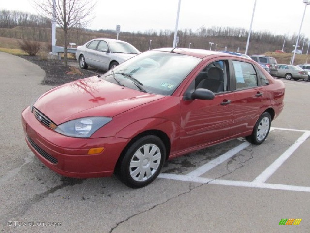 2004 Focus SE Sedan - Sangria Red Metallic / Medium Graphite photo #5