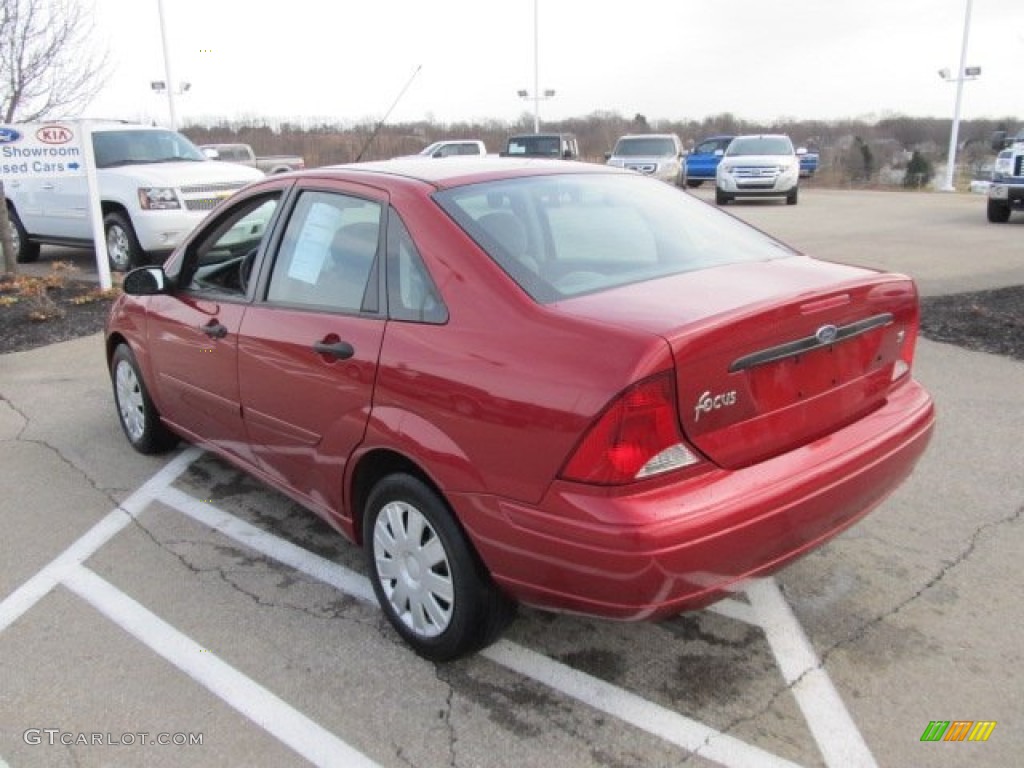 2004 Focus SE Sedan - Sangria Red Metallic / Medium Graphite photo #7