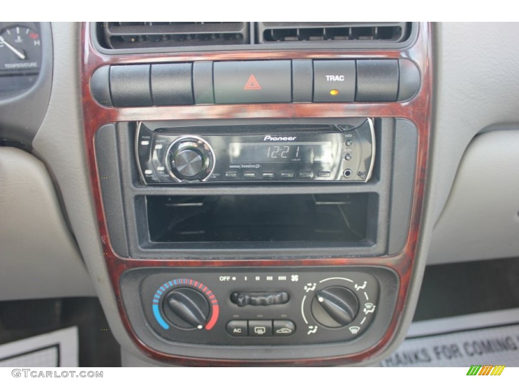 2002 L Series LW300 Wagon - Black / Gray photo #5