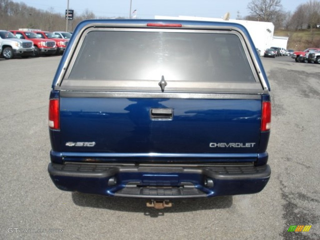 2002 S10 LS Extended Cab 4x4 - Indigo Blue Metallic / Graphite photo #5