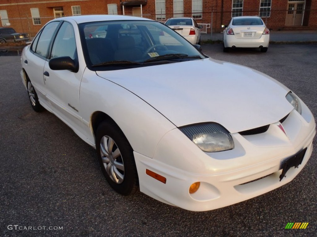 2002 Sunfire SE Sedan - Arctic White / Taupe photo #1