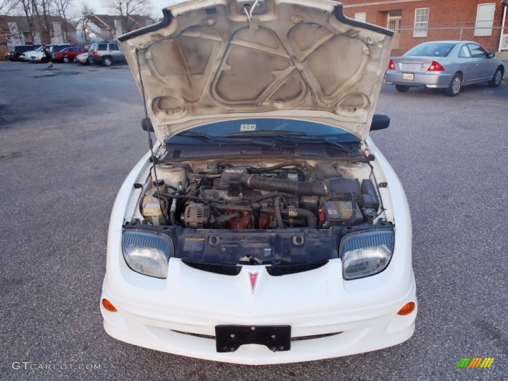 2002 Sunfire SE Sedan - Arctic White / Taupe photo #10