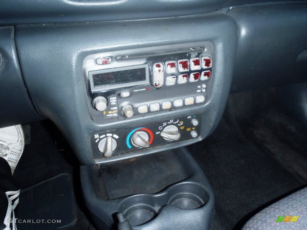 2002 Sunfire SE Sedan - Arctic White / Taupe photo #21