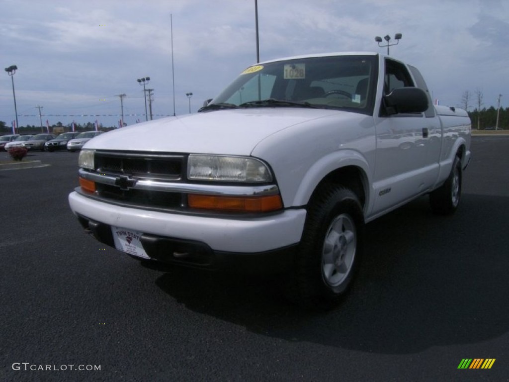 2003 S10 LS Extended Cab 4x4 - Summit White / Graphite photo #1