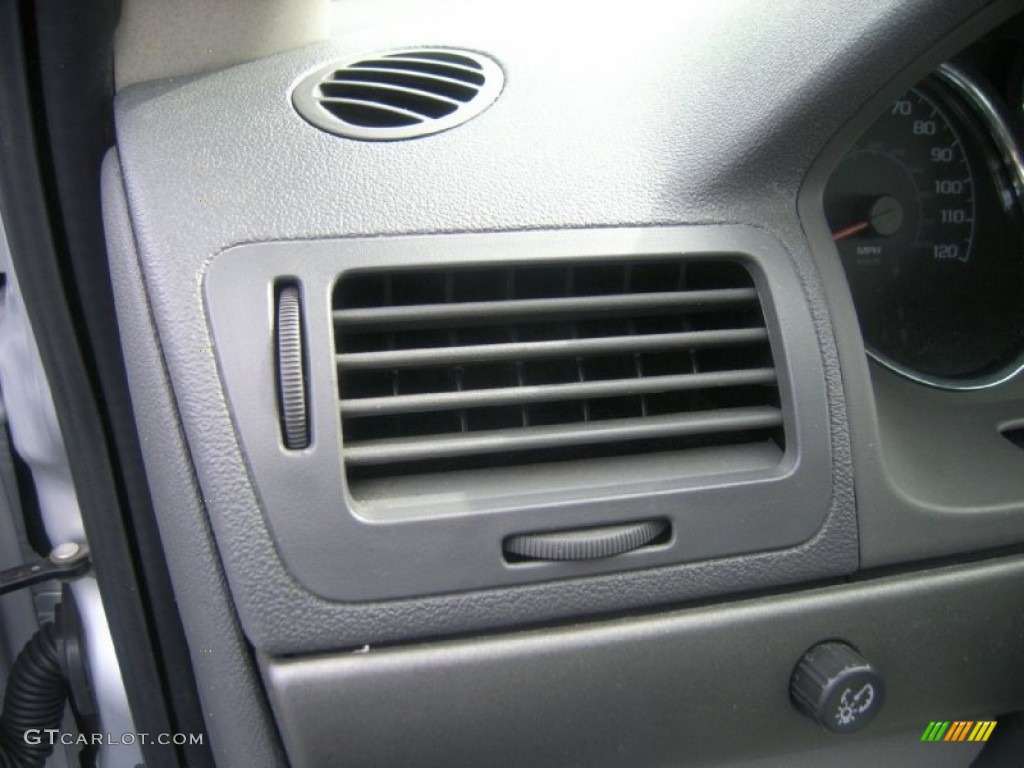 2005 Cobalt Sedan - Ultra Silver Metallic / Gray photo #22