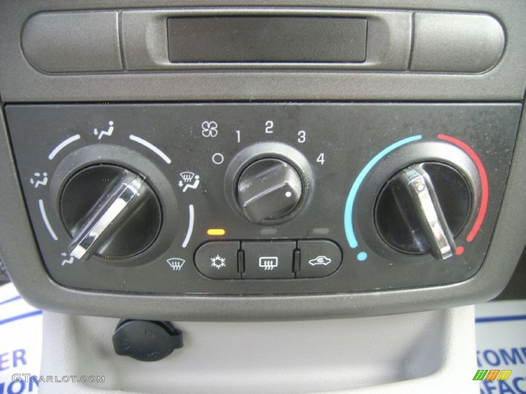 2005 Cobalt Sedan - Ultra Silver Metallic / Gray photo #24