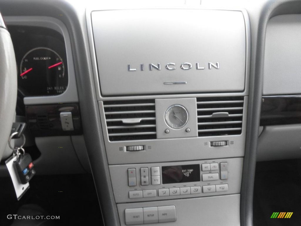 2004 Lincoln Aviator Ultimate 4x4 Controls Photo #61839300