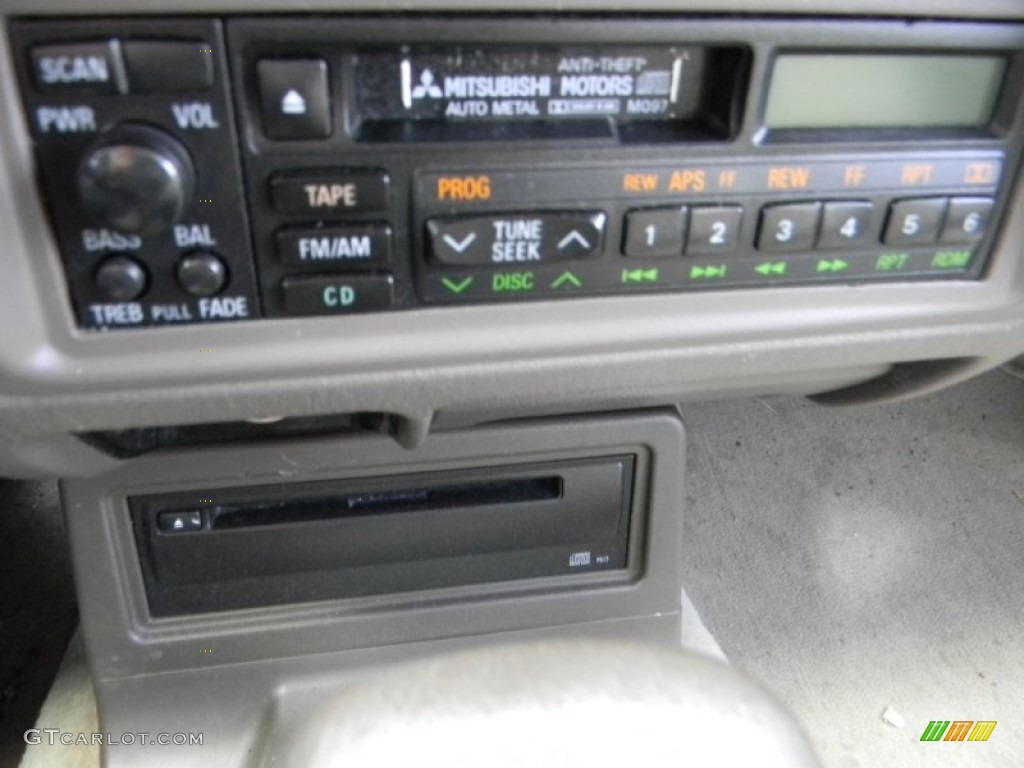 1999 Montero Sport LS - Alpine White / Gray photo #17