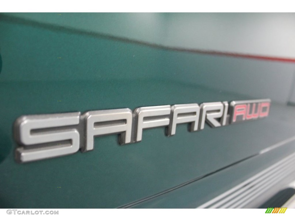 1999 GMC Safari SLE AWD Marks and Logos Photos