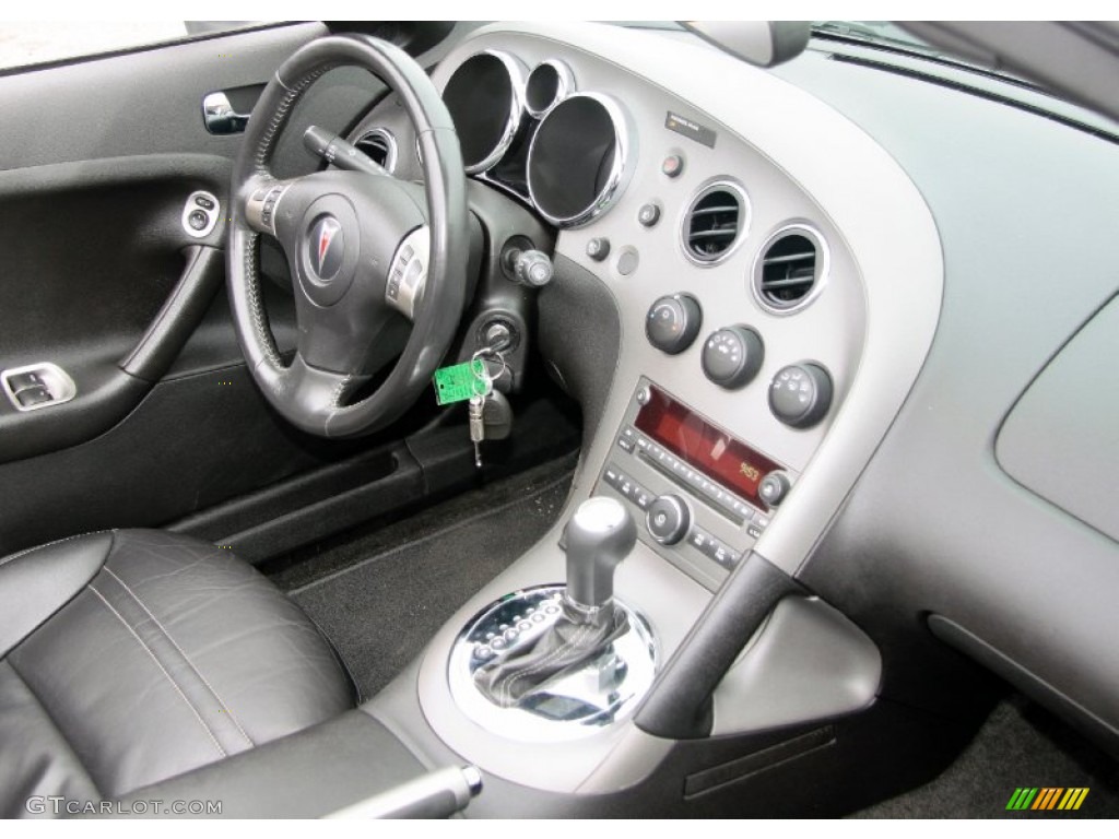2007 Pontiac Solstice Roadster Controls Photo #61860171