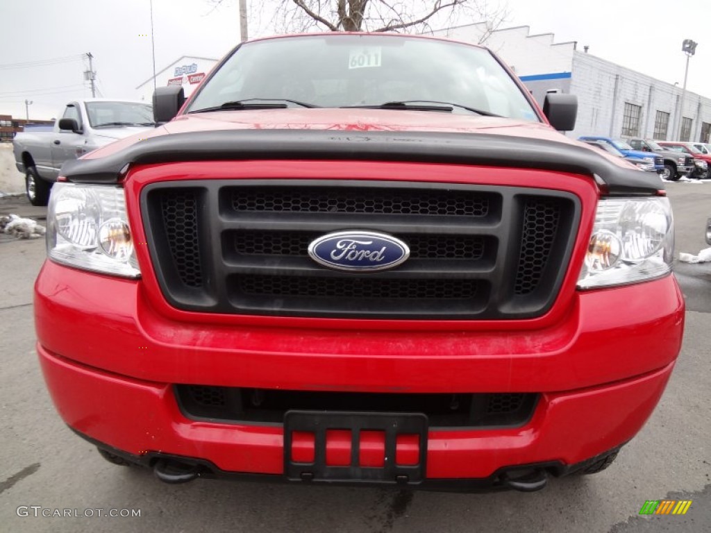 2005 F150 STX SuperCab 4x4 - Bright Red / Medium Flint Grey photo #4