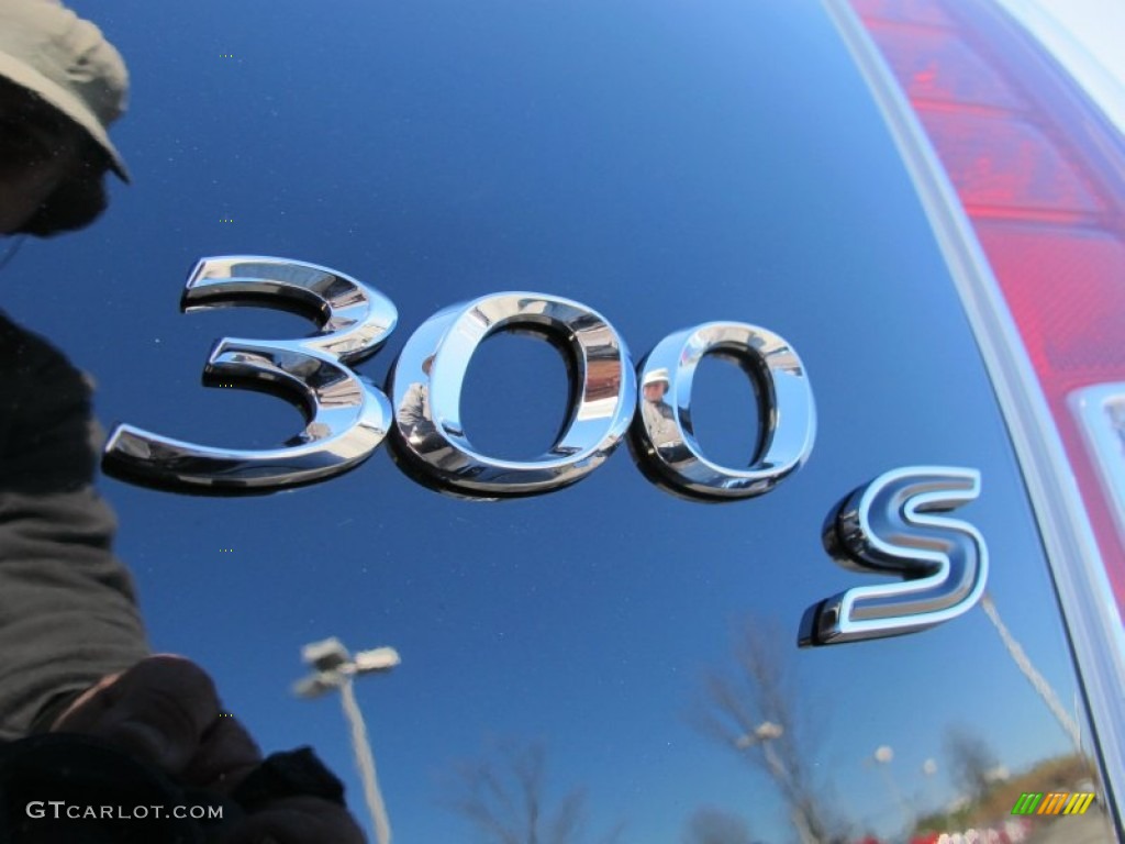 2012 Chrysler 300 S V8 Marks and Logos Photos