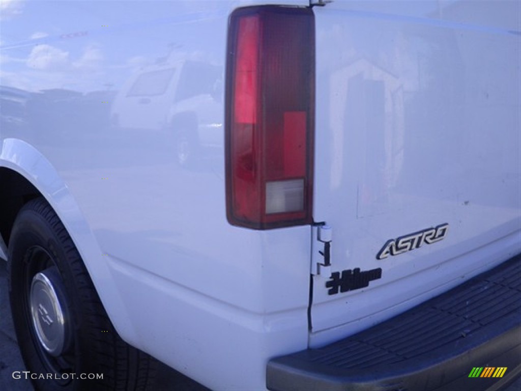 2000 Astro Cargo Van - Ivory White / Medium Gray photo #9