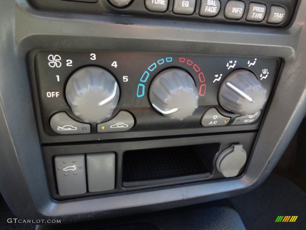 2003 Pontiac Aztek Standard Aztek Model Controls Photo #61897788
