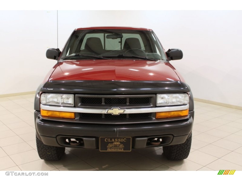 2001 S10 Extended Cab 4x4 - Dark Cherry Red Metallic / Graphite photo #2