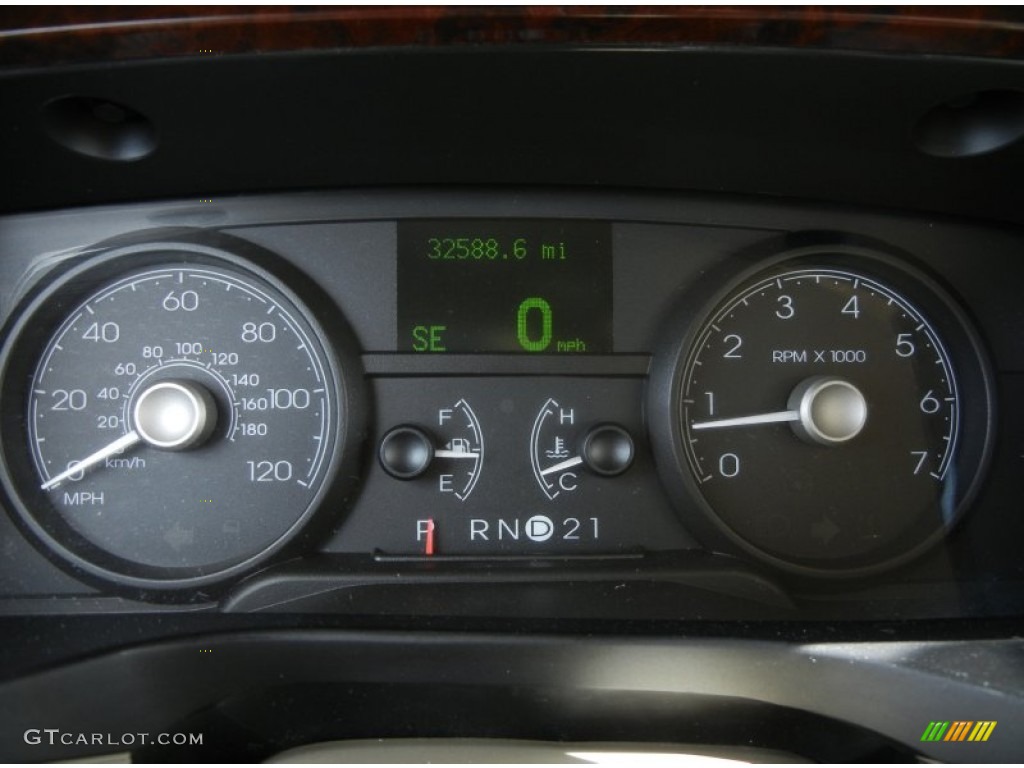 2009 Lincoln Town Car Signature Limited Gauges Photo #61918366