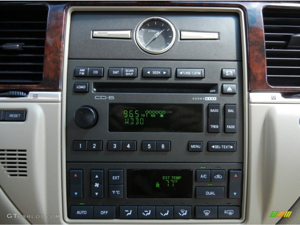 2009 Lincoln Town Car Signature Limited Controls Photo #61918384