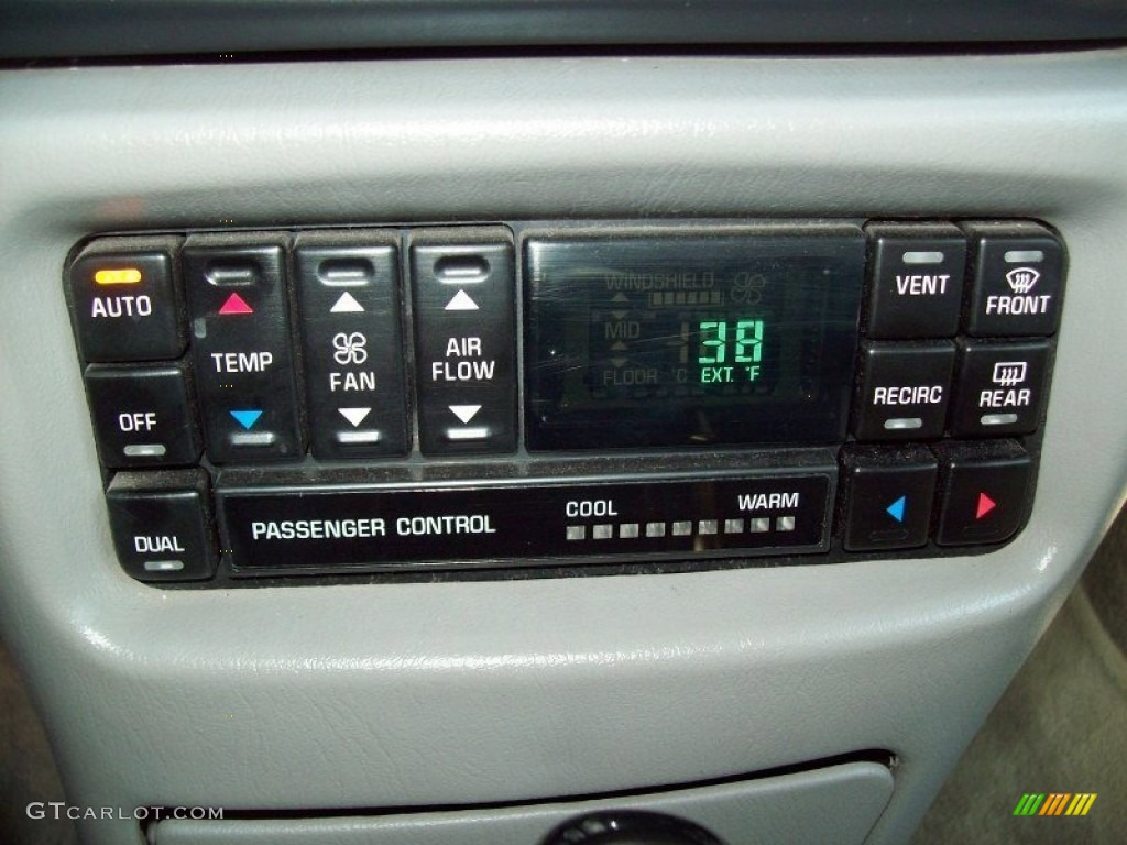 2002 Buick Regal GS Controls Photos