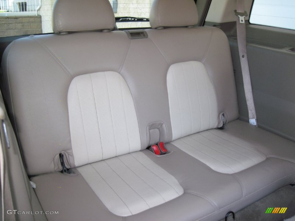 Medium Dark Parchment Interior 2005 Mercury Mountaineer V6 AWD Photo #61921342