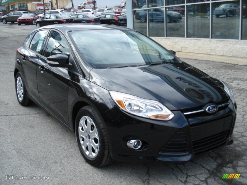 2012 Focus SE 5-Door - Black / Charcoal Black photo #2