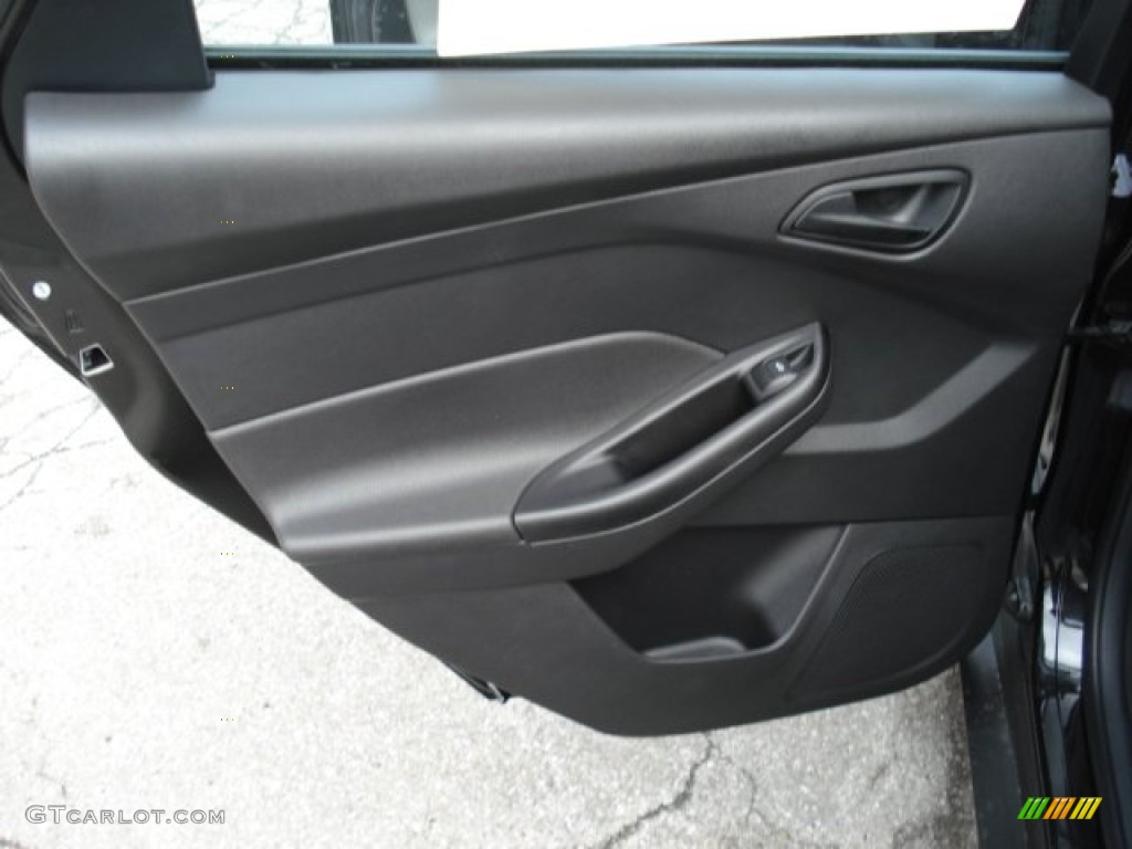 2012 Focus SE 5-Door - Black / Charcoal Black photo #14
