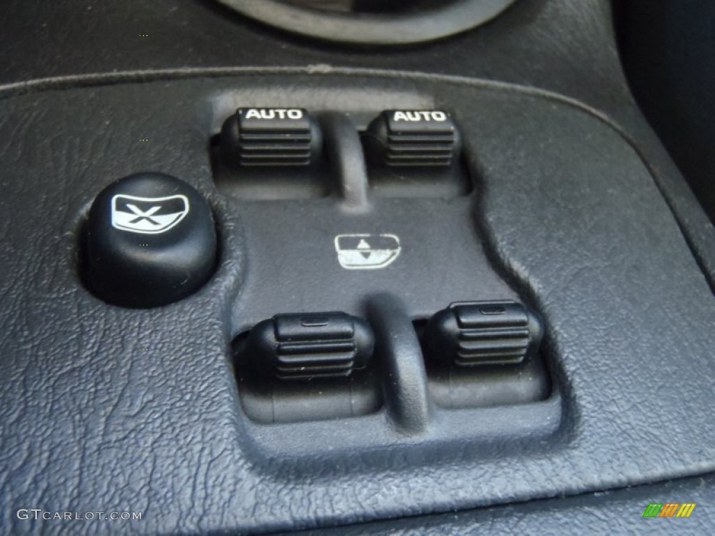 2004 Jeep Liberty Sport 4x4 Controls Photo #61980279