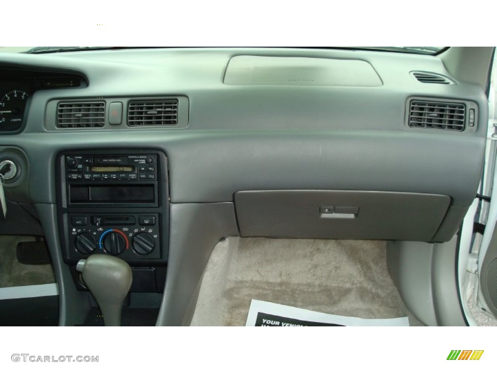 1998 Camry CE - Super White / Gray photo #10