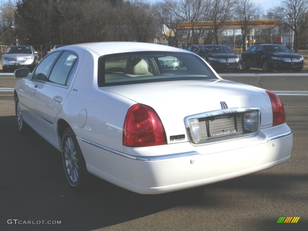 2004 Town Car Signature - Vibrant White / Light Parchment photo #7