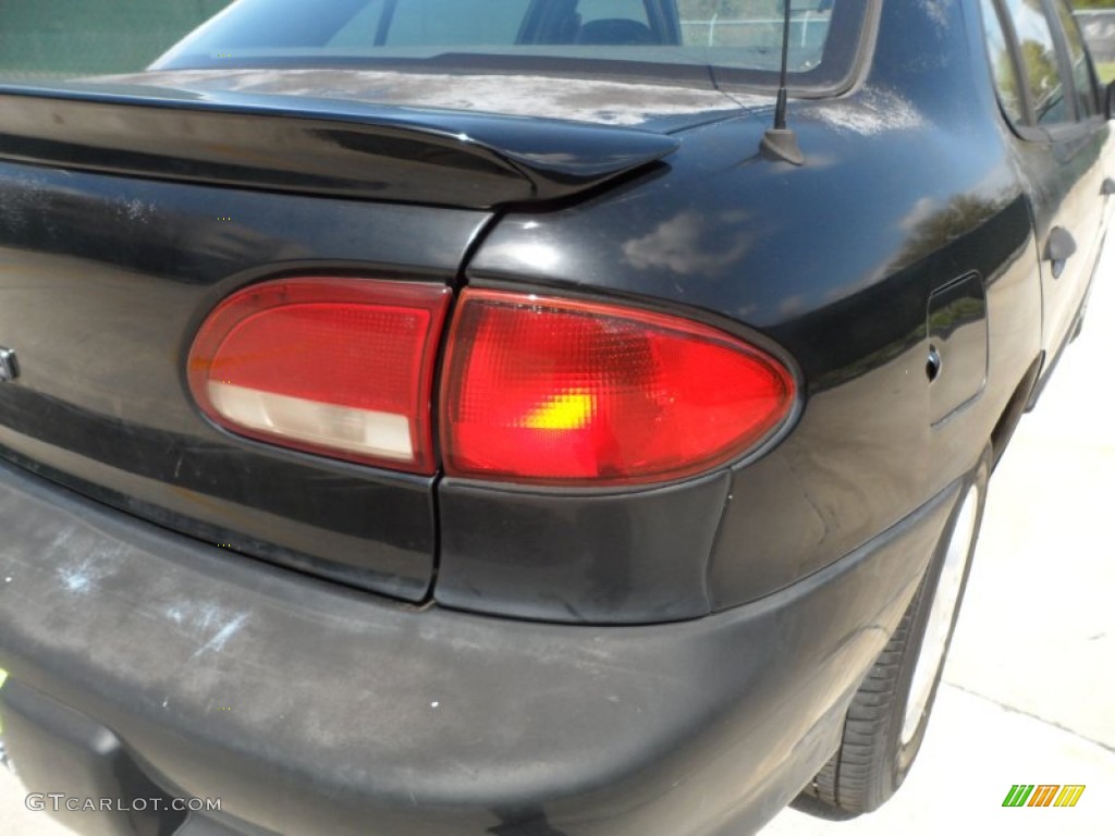 1999 Cavalier LS Sedan - Black / Graphite photo #17