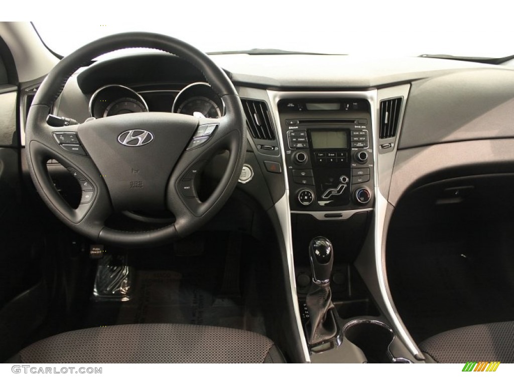2011 Sonata SE - Shimmering White / Black photo #18