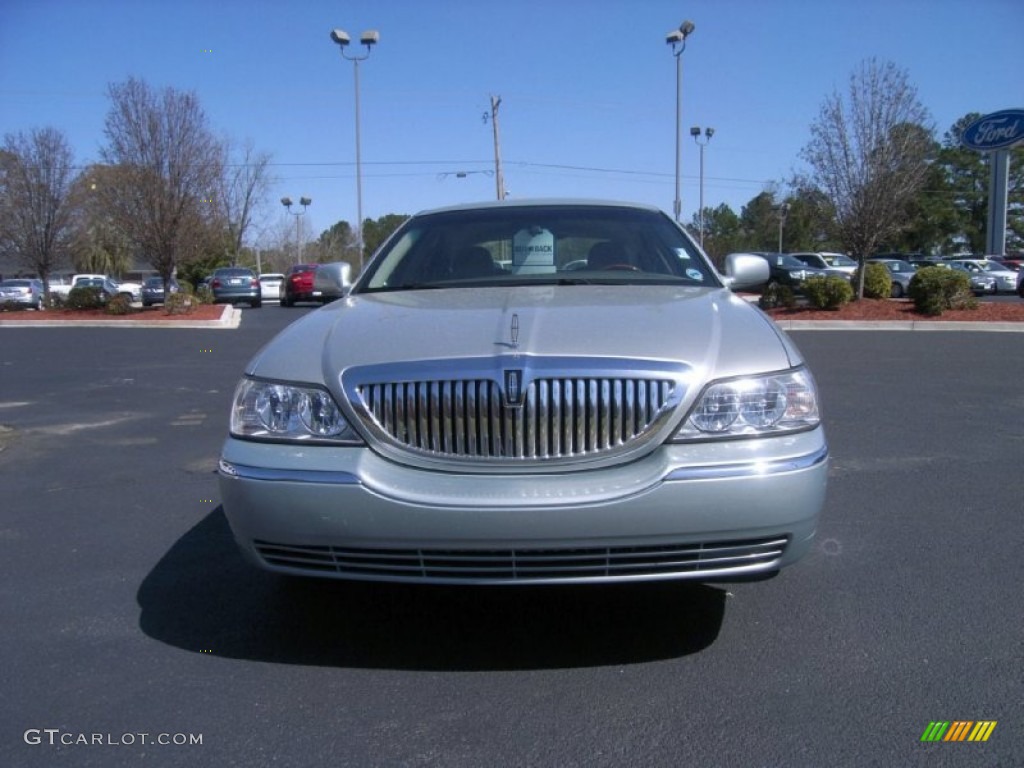 2007 Town Car Signature Limited - Satellite Silver Metallic / Medium Light Stone photo #2