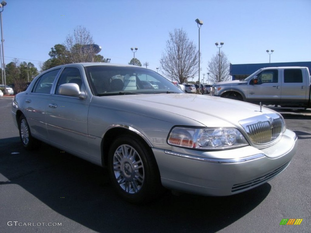 2007 Town Car Signature Limited - Satellite Silver Metallic / Medium Light Stone photo #3
