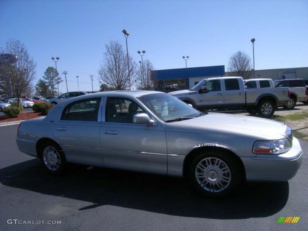 2007 Town Car Signature Limited - Satellite Silver Metallic / Medium Light Stone photo #4