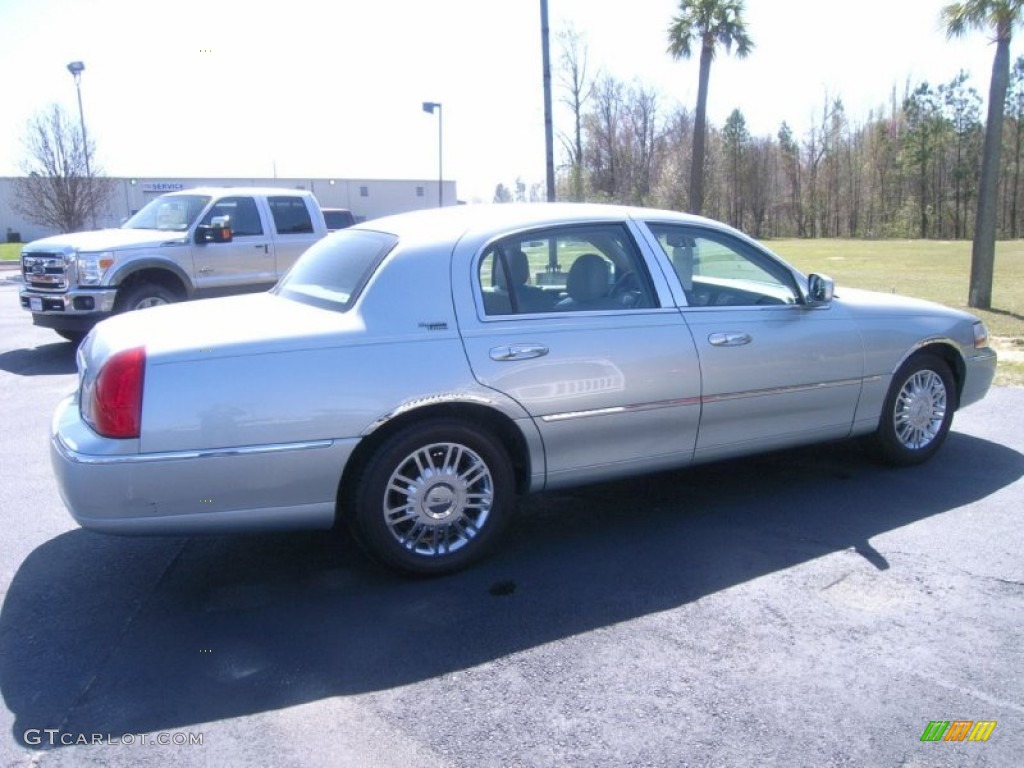 2007 Town Car Signature Limited - Satellite Silver Metallic / Medium Light Stone photo #5