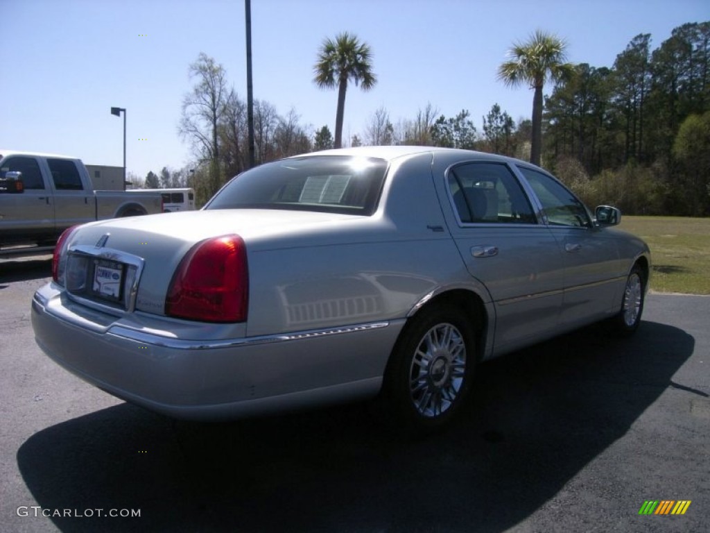 2007 Town Car Signature Limited - Satellite Silver Metallic / Medium Light Stone photo #6
