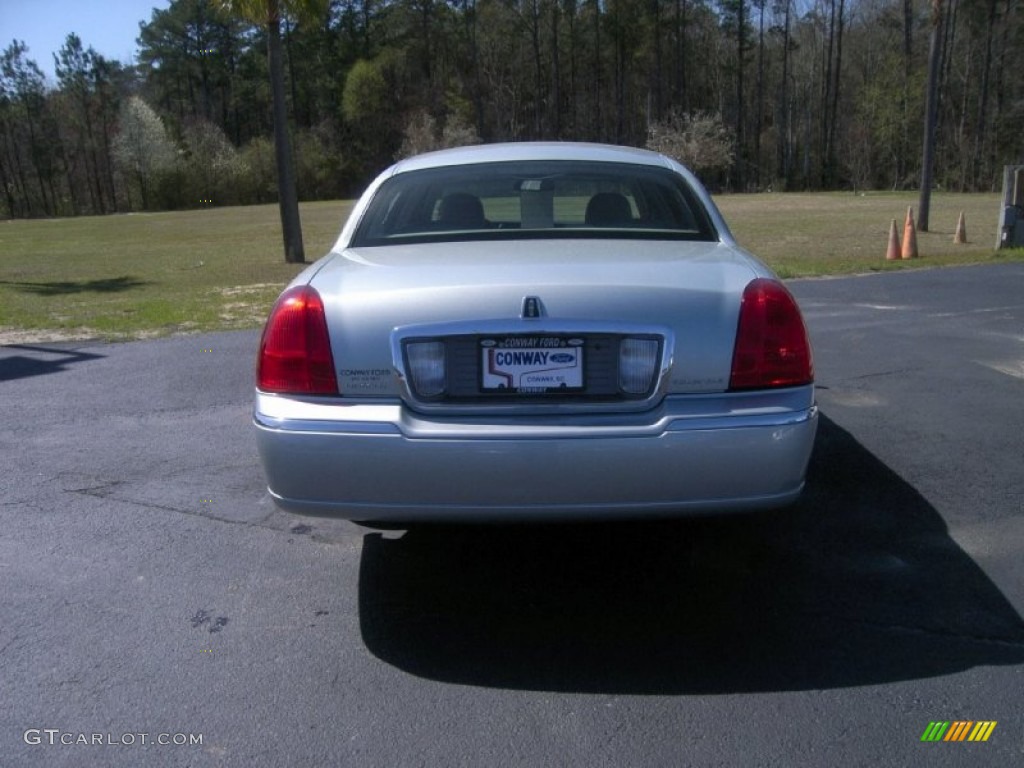2007 Town Car Signature Limited - Satellite Silver Metallic / Medium Light Stone photo #7