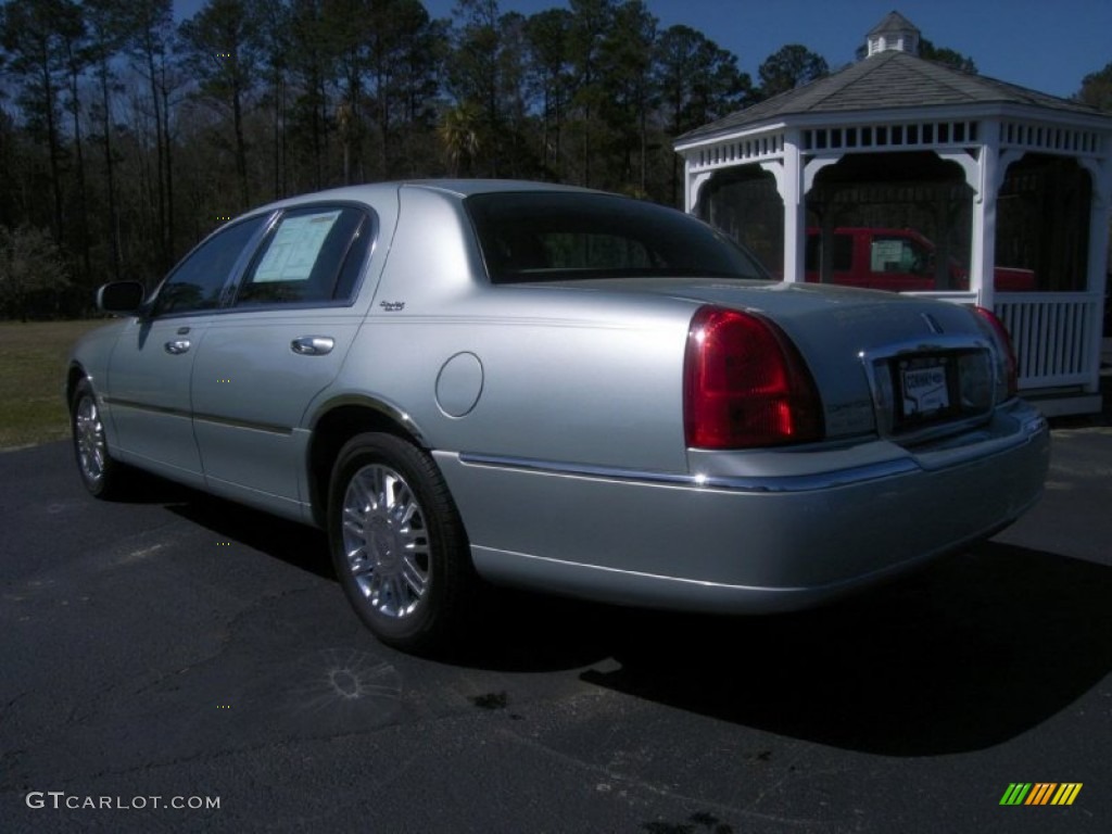 2007 Town Car Signature Limited - Satellite Silver Metallic / Medium Light Stone photo #8
