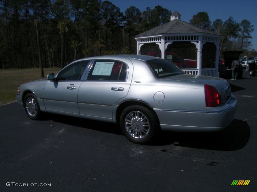 2007 Town Car Signature Limited - Satellite Silver Metallic / Medium Light Stone photo #9