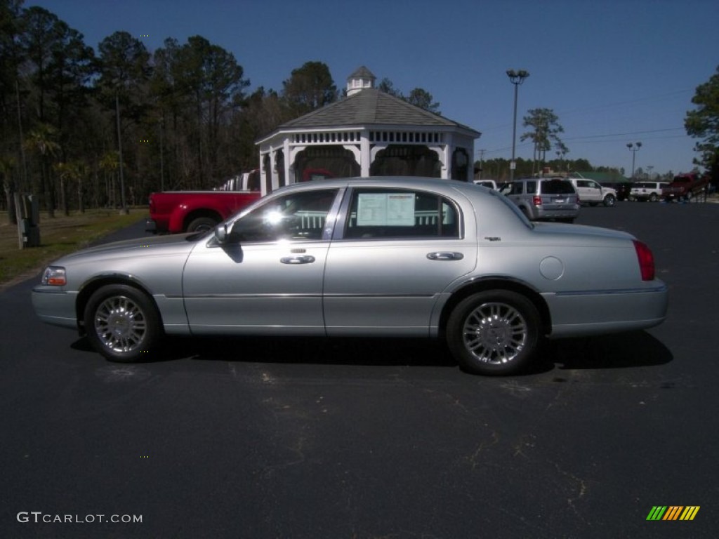 2007 Town Car Signature Limited - Satellite Silver Metallic / Medium Light Stone photo #10