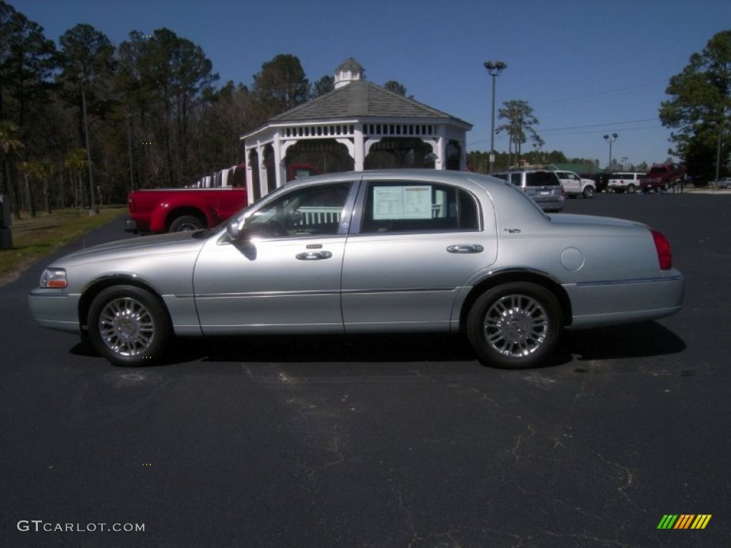 2007 Town Car Signature Limited - Satellite Silver Metallic / Medium Light Stone photo #11
