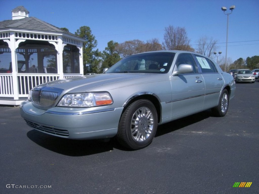 2007 Town Car Signature Limited - Satellite Silver Metallic / Medium Light Stone photo #12
