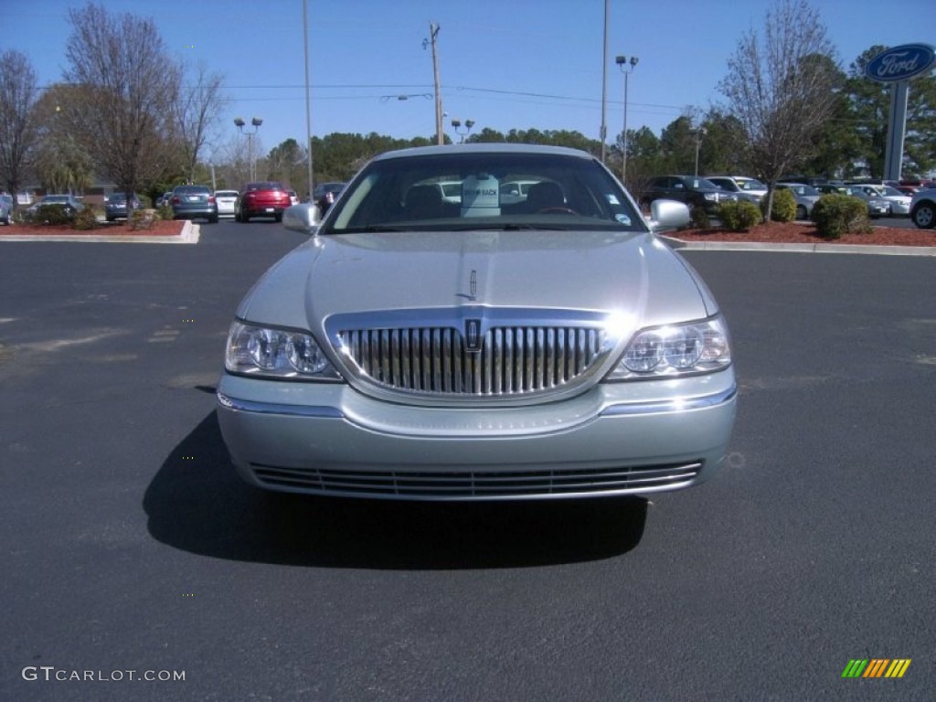 2007 Town Car Signature Limited - Satellite Silver Metallic / Medium Light Stone photo #13