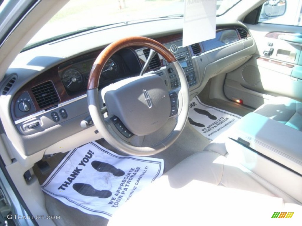 2007 Town Car Signature Limited - Satellite Silver Metallic / Medium Light Stone photo #21