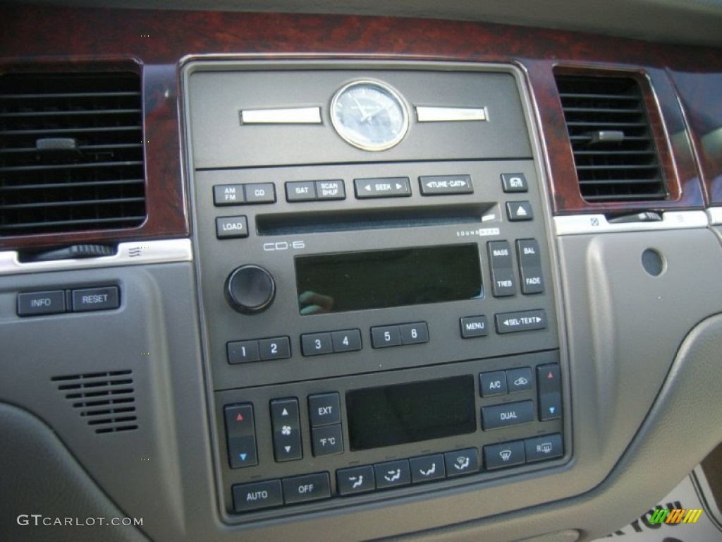 2007 Town Car Signature Limited - Satellite Silver Metallic / Medium Light Stone photo #23
