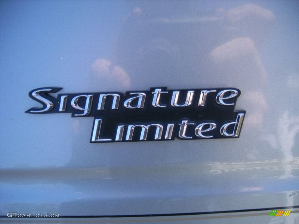 2007 Town Car Signature Limited - Satellite Silver Metallic / Medium Light Stone photo #39